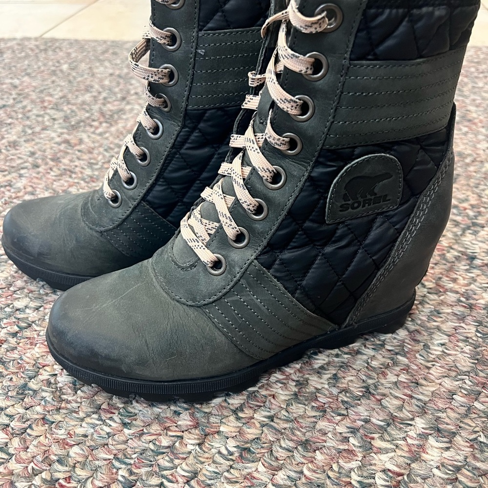Sorel Women's Black and Gray Boots